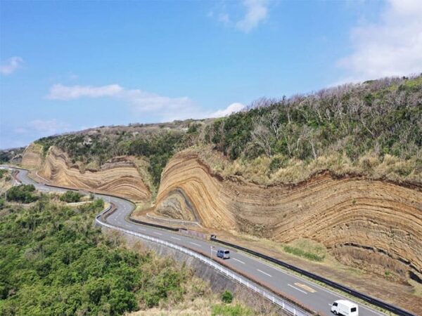 土曜はナニする 日帰り ぷらっとりっぷ ニューヨーク デニス植野 東京 伊豆大島 同期旅 地層大切断面